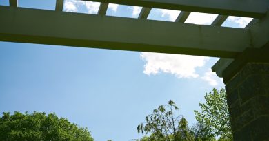 Boczna osłona tarasu i pergoli przed jesienią – jak ograniczyć wiatr, nie zamykając przestrzeni?
