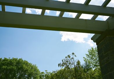 Boczna osłona tarasu i pergoli przed jesienią – jak ograniczyć wiatr, nie zamykając przestrzeni?